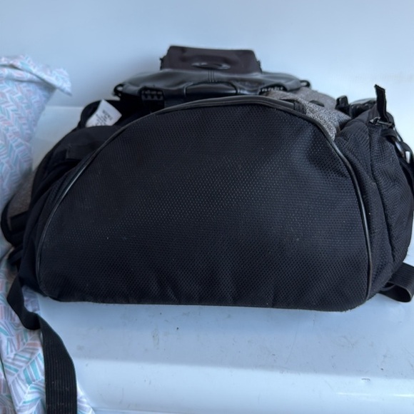 Oakley Bathroom Sink Black and Gray Men's Backpack LX - Picture 5 of 6